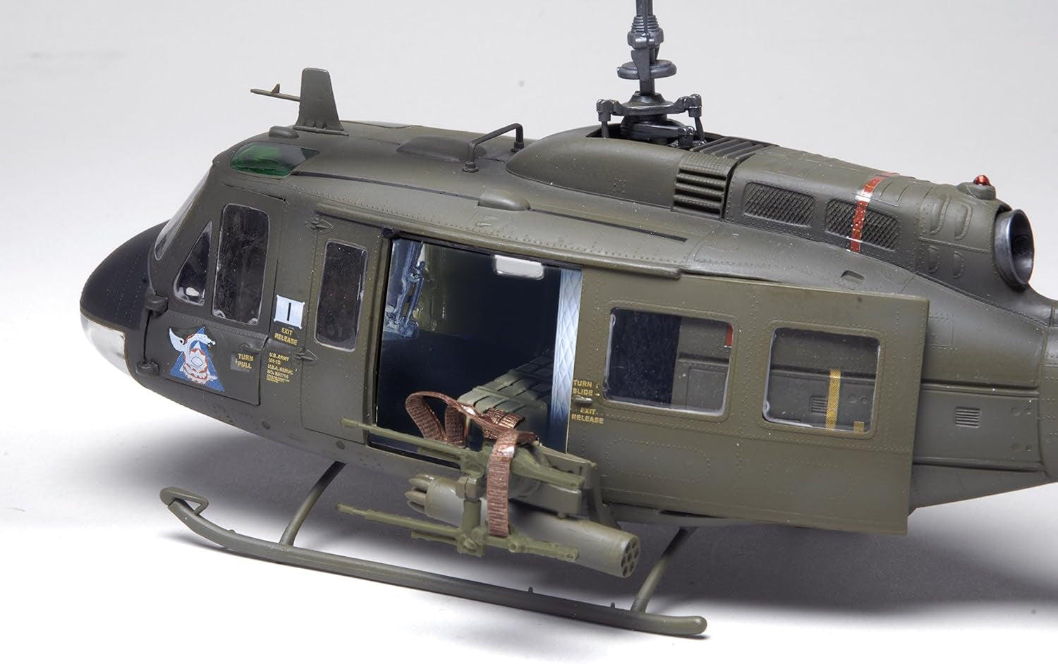 UH-1D Huey Gunship 1:32 Scale Model Building Kit